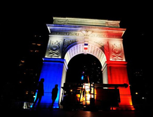 【今日焦点】巴黎惊恐 世界点亮蓝白红三色灯