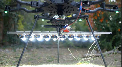 闪瞎眼：网友改造无人机携带1000瓦LED升空