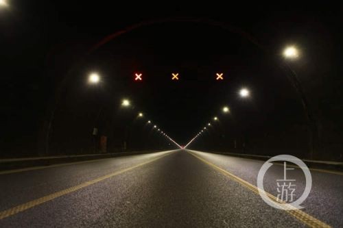 渝涪高速装防雾霾“聪明”LED智能路灯 可减少隧道交通事故