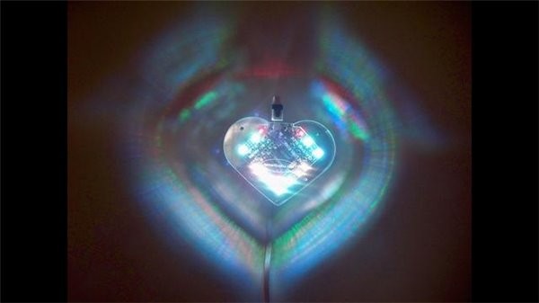 可编程智能LED灯问世 让你的圣诞氛围更“梦幻”