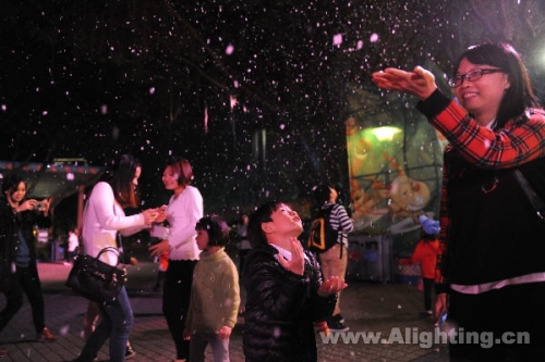 【今日焦点】长隆欢乐世界的圣诞梦幻灯光秀美翻了！