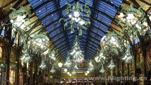 【今日焦点】世界各地点亮圣诞彩灯 哪个最有气氛？