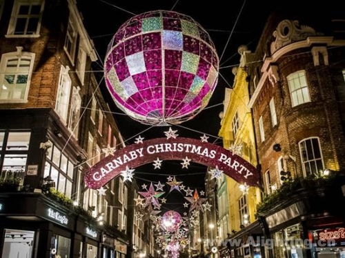 【今日焦点】世界各地点亮圣诞彩灯 哪个最有气氛？