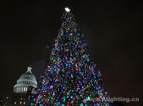【今日焦点】世界各地点亮圣诞彩灯 哪个最有气氛？