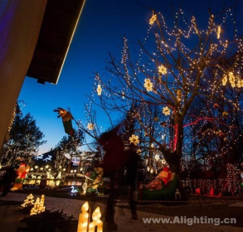 【今日焦点】世界各地点亮圣诞彩灯 哪个最有气氛？