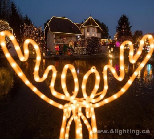 【今日焦点】世界各地点亮圣诞彩灯 哪个最有气氛？