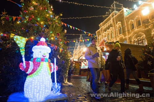 【今日焦点】世界各地点亮圣诞彩灯 哪个最有气氛？