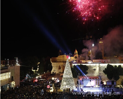 【今日焦点】世界各地点亮圣诞彩灯 哪个最有气氛？