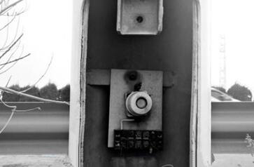 路灯13年不亮成“摆设”，郑少高速成为一条“尴尬路”