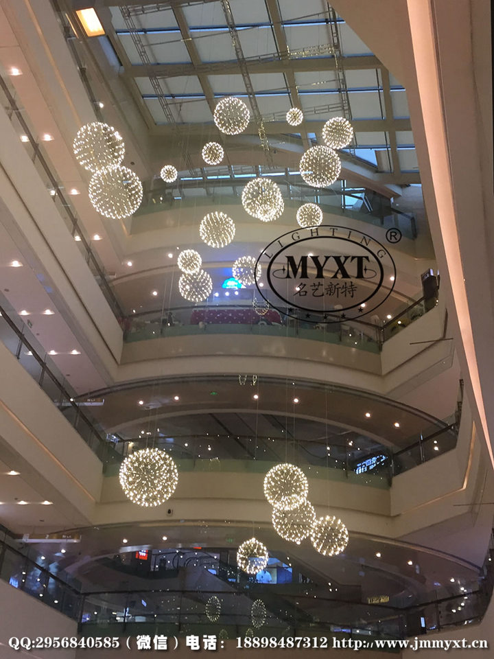 购物广场中庭景观中空时尚定制火花球灯非常巧妙搭配