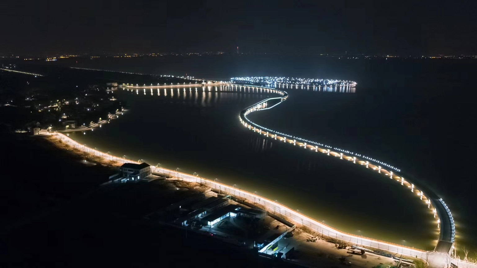 淀山湖彩虹桥夜景图片