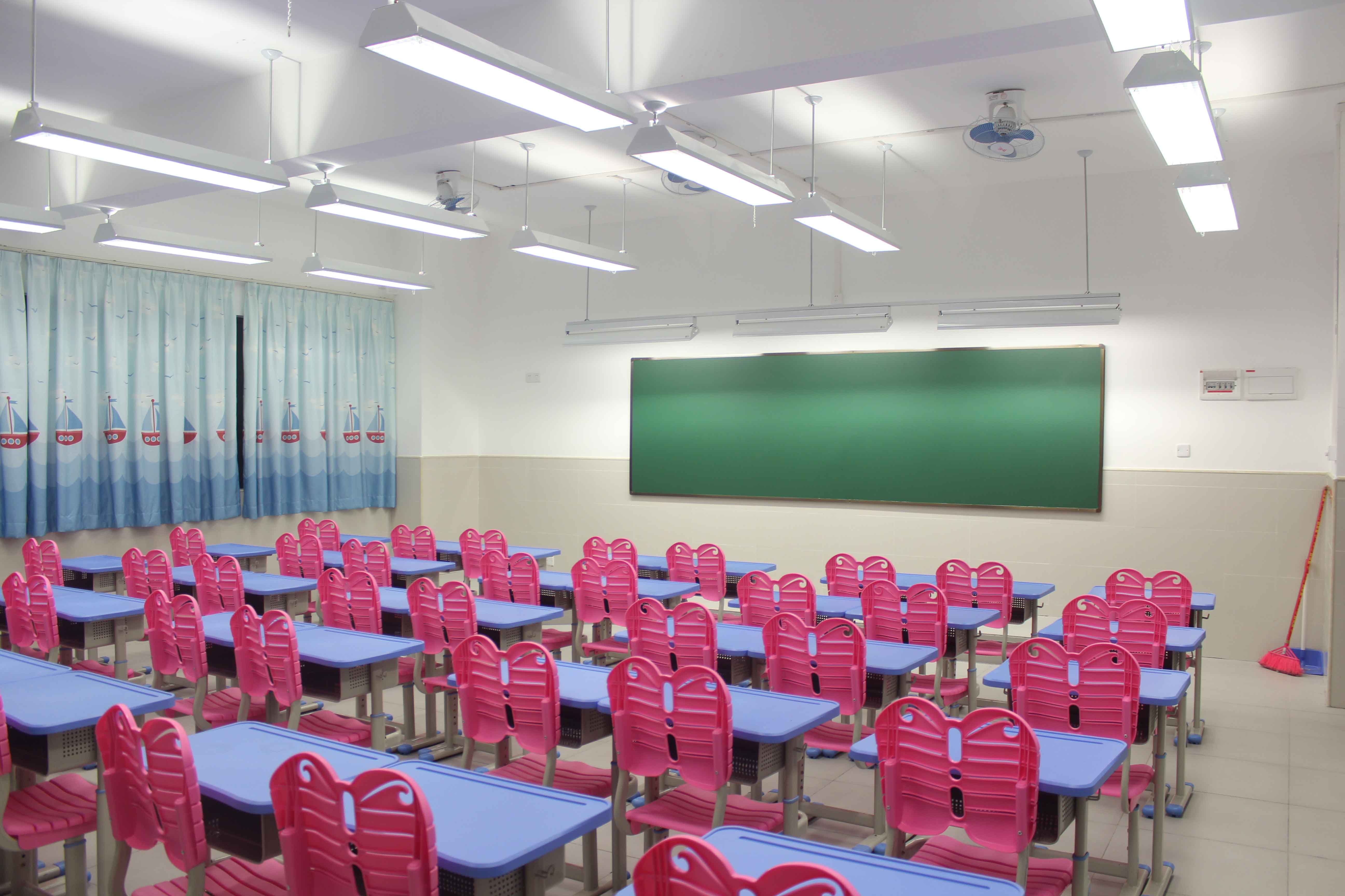 良好的教室照明环境,选择优质的教室照明灯具也很重要