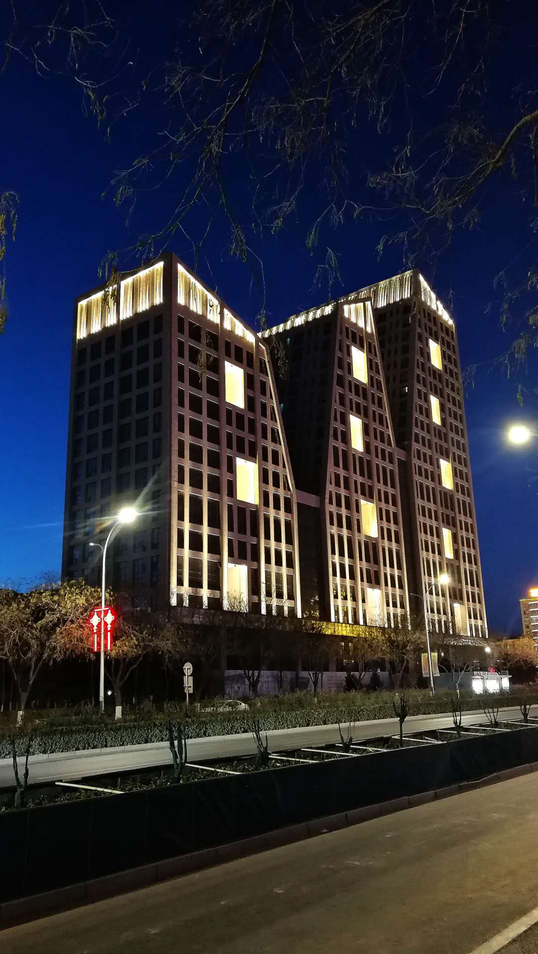 北京市門頭溝區葡山公園山體和濱河路北側建築夜景照明工程-施工