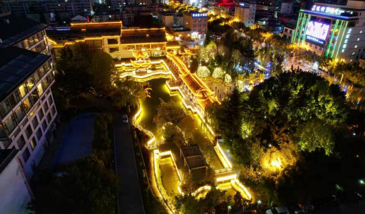 四川凉山州会理市装扮城区夜景以提升城市形象