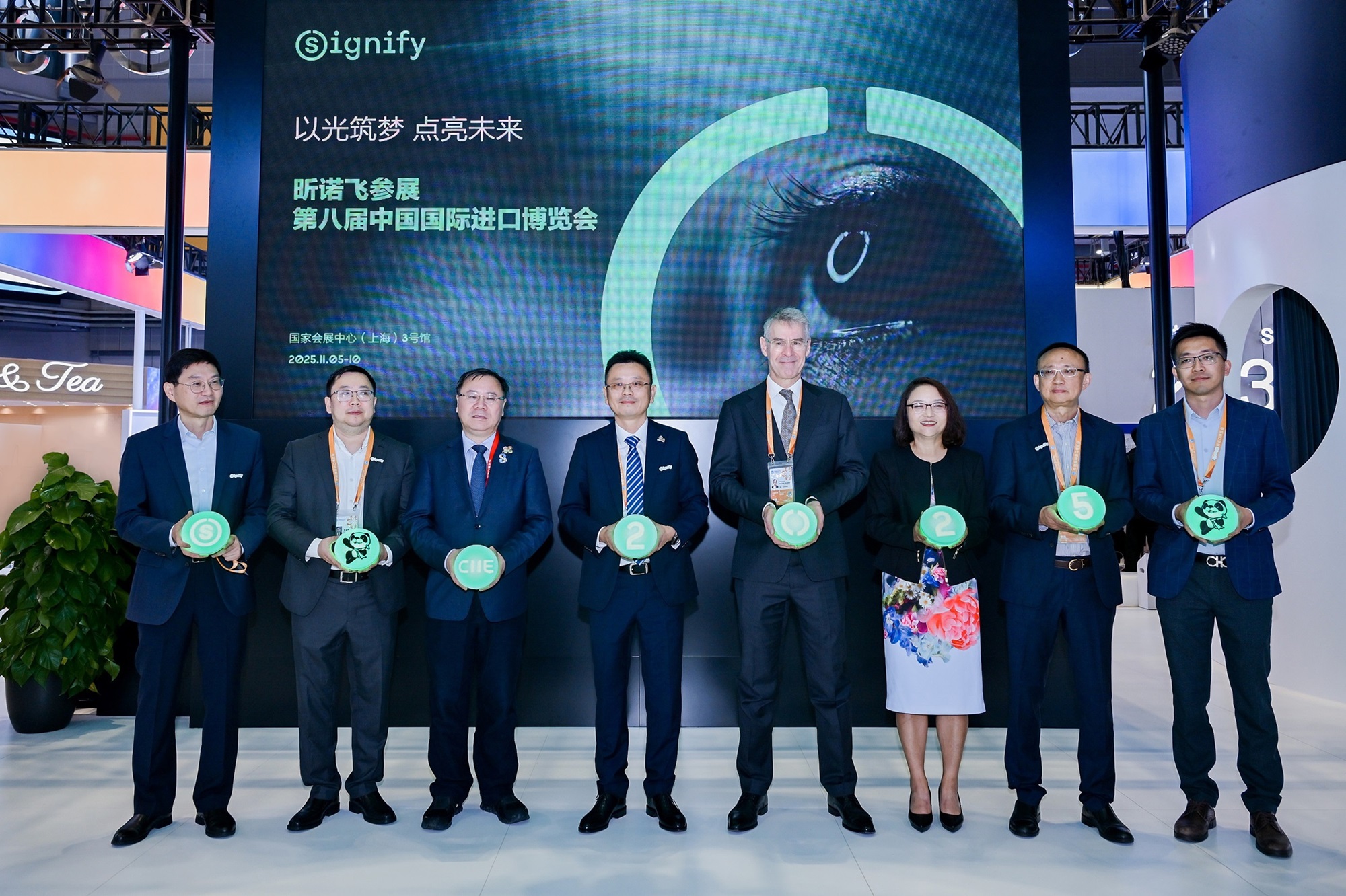 【新闻图片】昕诺飞亮相第八届中国国际进口博览会 01.jpg 【新闻图片】昕诺飞亮相第八届中国国际进口博览会 01.jpg